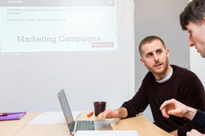 weiße Leinwandfarbe Meetingraum Bürodesign Beamerfarbe Projektionen