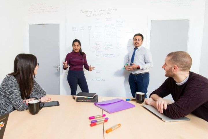 Smarter Surfaces smart projektor wallcovering sproose kundengeschäft